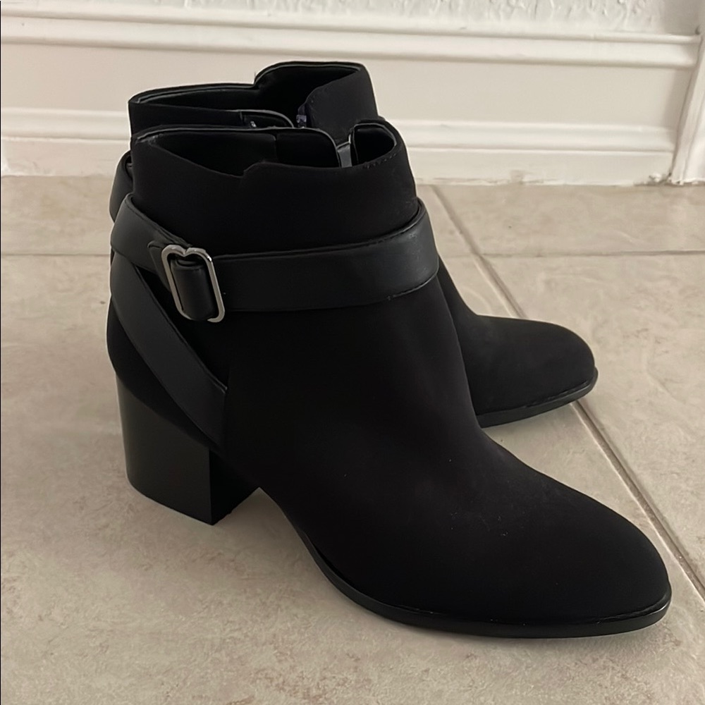Black Aerosoles “Heelrest” Black Faux Suede Boots 8